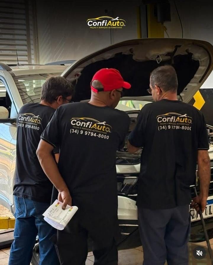 Equipe da Confiauto avaliando um veículo antes do serviço